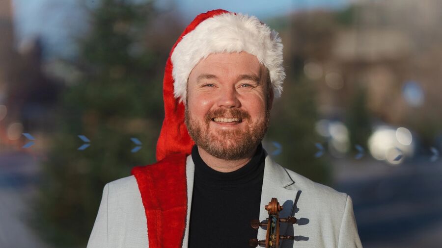 Fiolinist Sigmund Eikeset fra KSO. Foto: Kilden En strykekvartett fra Kristiansand Symfoniorkester sørger for julestemning på biblioteket 12. desember.