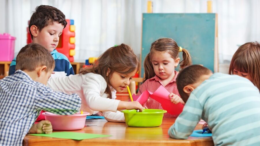 Vi har ulike aktivieter på bibliotekene i vinterferien. (Foto: CC/MelkiNimages/Getty Images) Barnehagebarn tegner ved et bord