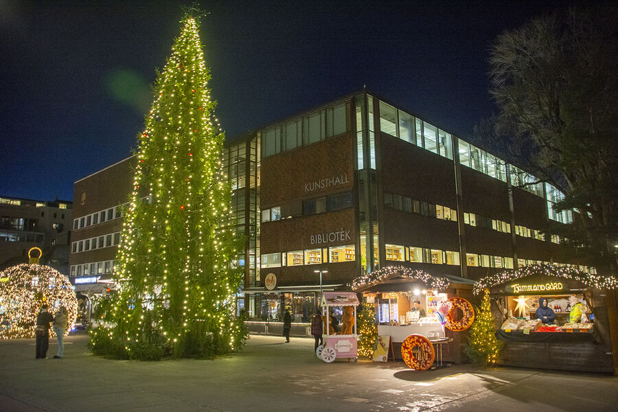 juletre på torget utenfor hovedbiblioteket
