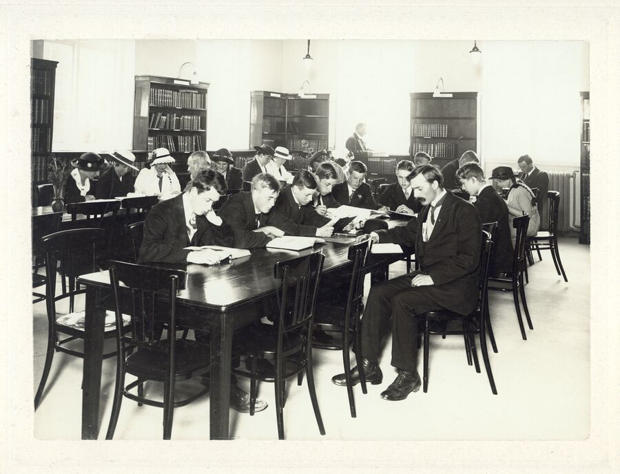I 1915 var kollektiv stillelesing nettopp det man gjorde. (Foto: ukjent/Agderbilder) Mennesker i 1915 sitter rundt et bord og leser
