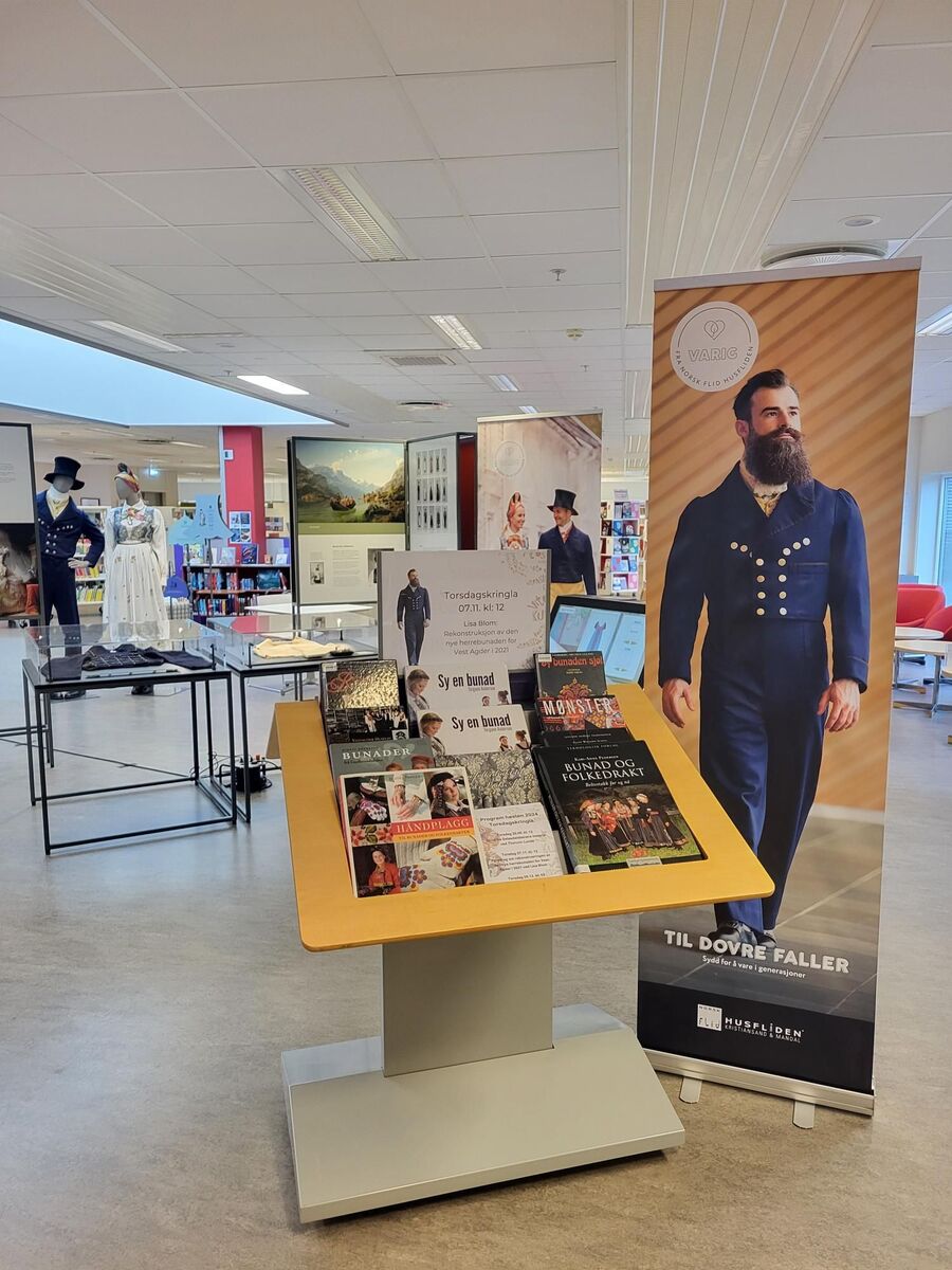 Sting utstilling på Vågsbygd bibliotek