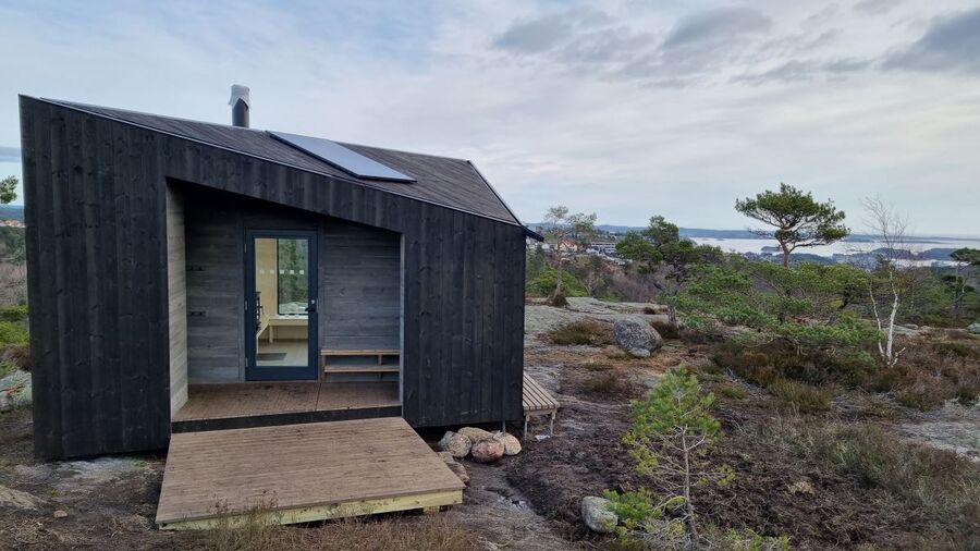 Hytte på heia med havet i bakgrunnen