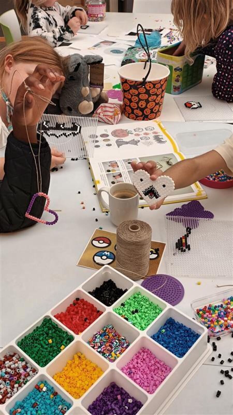 Velkommen til lørdagsverksted på Vågsbygd bibliotek, vi inviterer til perling for alle barn og unge.