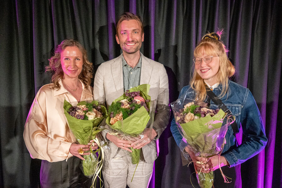 To kvinner og en mann som har vunnet litteraturpris