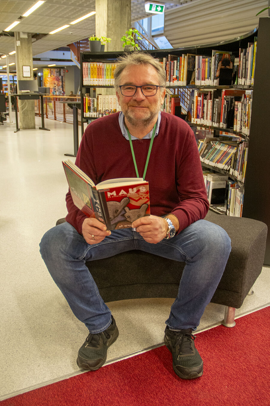 – Denne har jeg hjemme. Det er noe av det beste jeg har lest! sier Stein Tore Sorthe og henter fram tegneserieromanen “Maus” av Art Spiegelman. (Foto: Helge Dyrholm) Mann leser bok