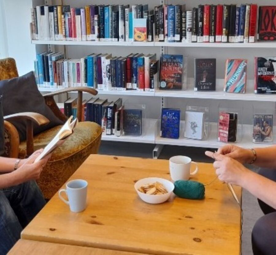 Velkommen til strikk og lytt på Vågsbygd bibliotek Velkommen til strikk og lytt på Vågsbygd bibliotek
